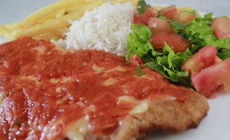 No restaurante Dia a Dia é servido diariamente o parmegiana acompanhado de arroz, batata frita e salada